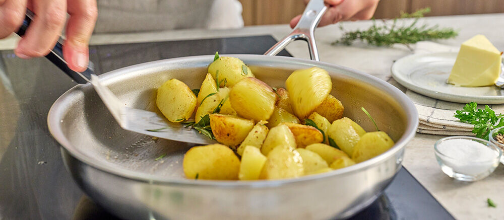 des pommes de terre croustillantes dans la poêle